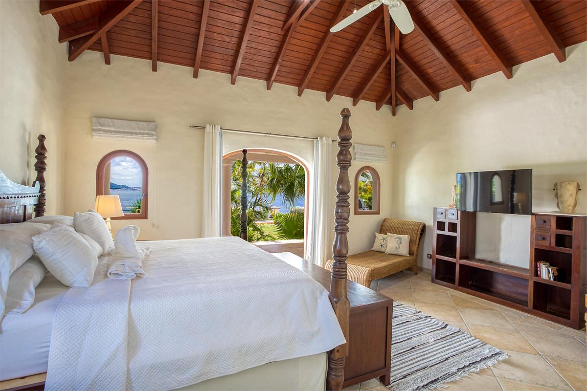 St Martin villa rental with private beach - Bedroom 1